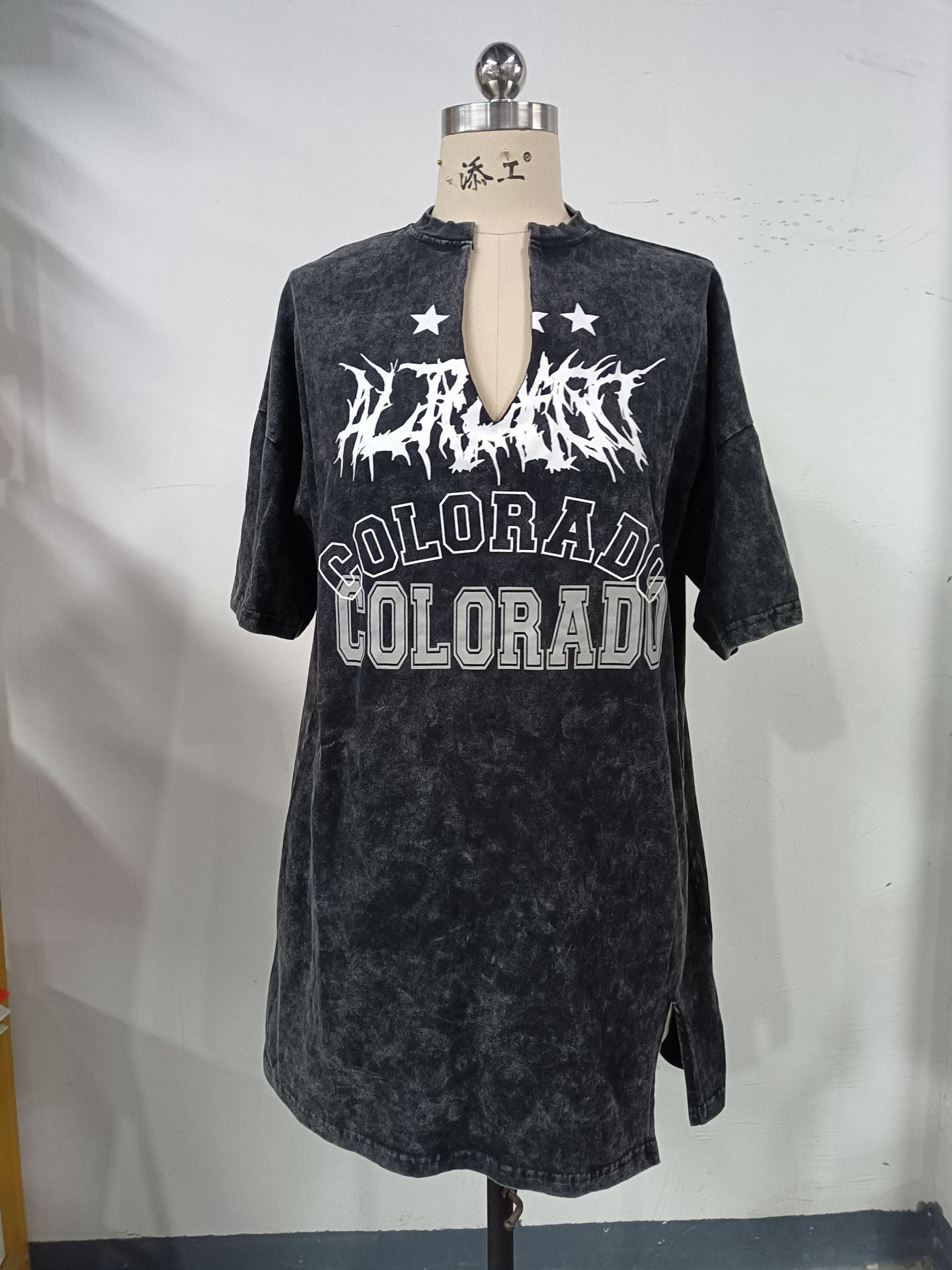 Camiseta sexy de manga corta con escote en V profundo, aspecto desgastado, informal, holgada, con estampado gráfico de letras, abertura en el dobladillo y largo medio