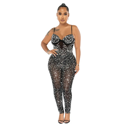 Damen tragen einen ärmellosen Jumpsuit aus einfarbigem Mesh mit Strasssteinen