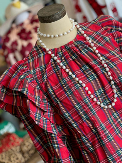 Blusa elegante de algodón para dama con cuello redondo, mangas farol y volantes decorativos a cuadros rojos y azules