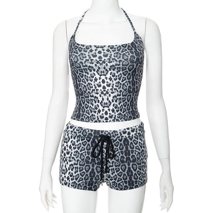 Sommerlicher Anzug mit Leopardenmuster und sexy kurzem Oberteil und Shorts