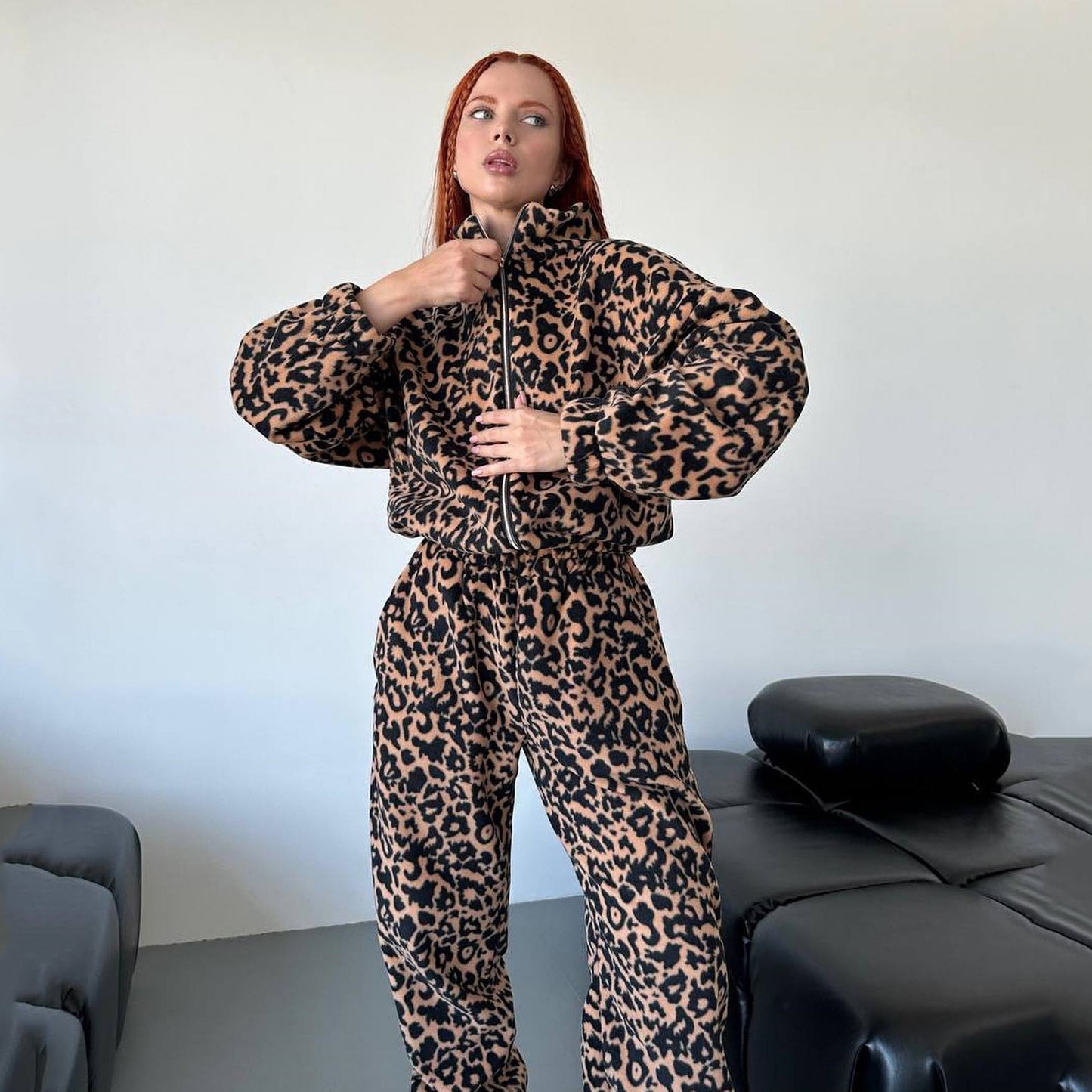 Damenmode-Pulloveranzug mit lockerem Leopardenmuster und Reißverschluss