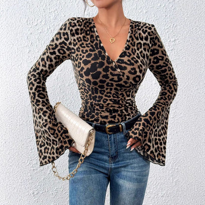 Camiseta de punto sexy ajustada con mangas acampanadas y escote en V con capas de leopardo para mujer