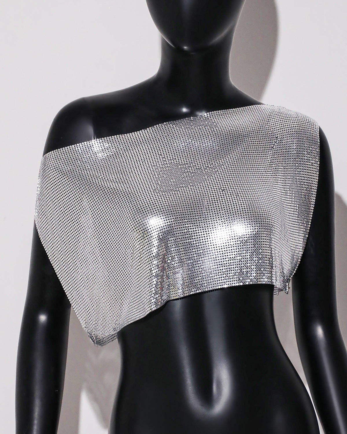 Ropa de mujer Top con lentejuelas de malla de aluminio Top con hombros oblicuos y personalidad para mujer Chaleco con escote descubierto