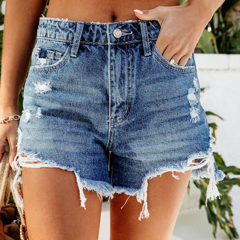 Bequeme Jeans-Shorts mit handausgefransten Quasten und Rissen für Damen