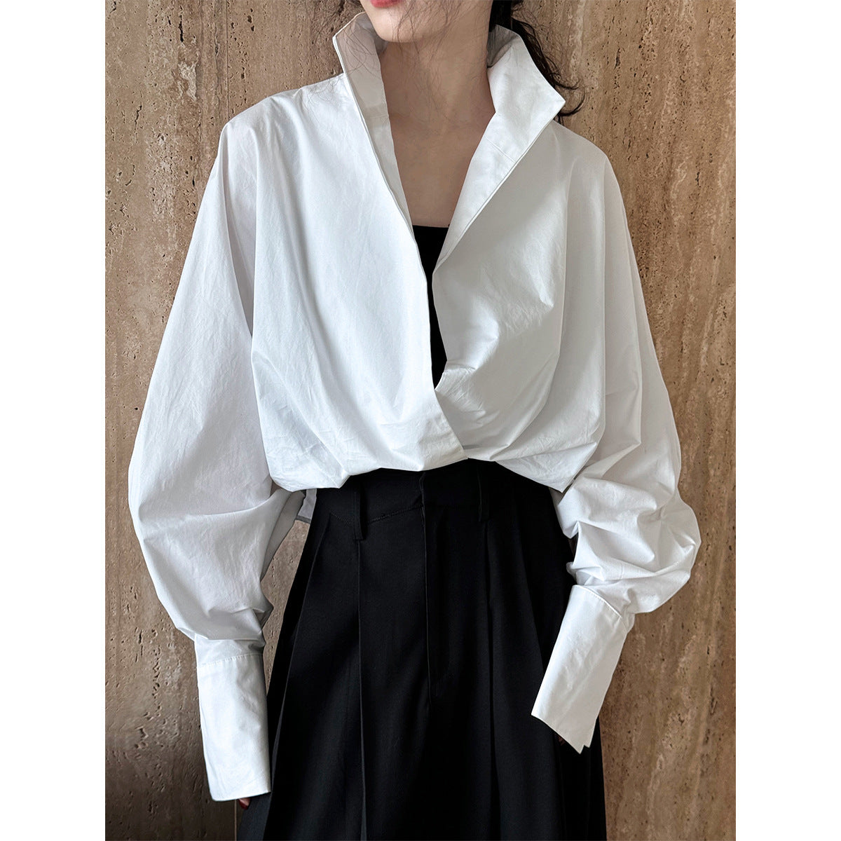 Vestido de vendaje de perfil Cuello alto Escote en V profundo Camisa blanca Mujer Manga de murciélago perezosa Blusa elegante de versión grande para desplazamientos