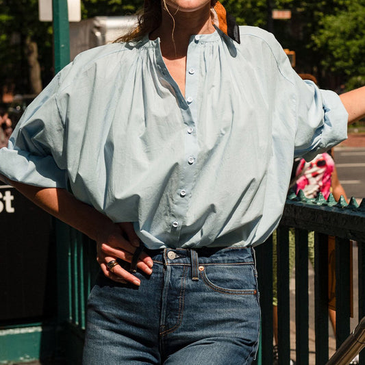 Camisa de diseño de nicho para mujer, camisa blanca plisada de algodón holgada Coreana de manga larga para primavera y verano