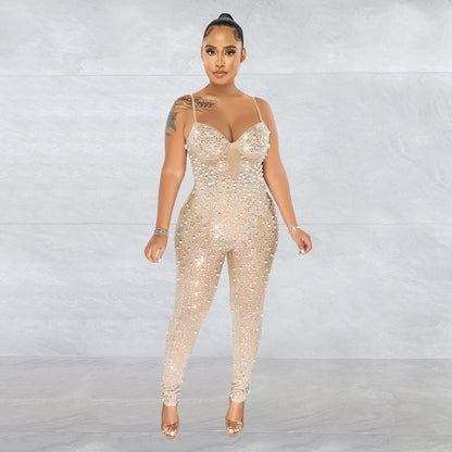 Damen tragen einen ärmellosen Jumpsuit aus einfarbigem Mesh mit Strasssteinen