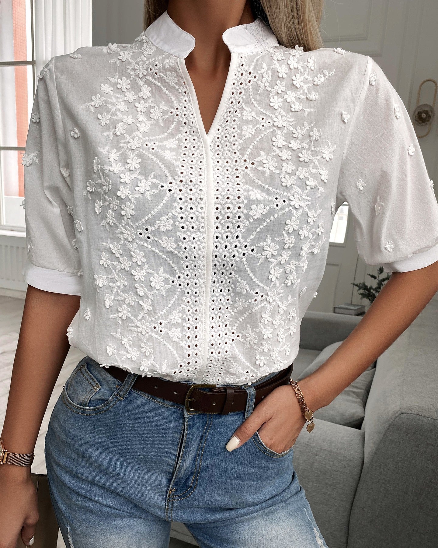 Camisa de verano para mujer con cuello alto, escote en V y bordado con ojales y encaje