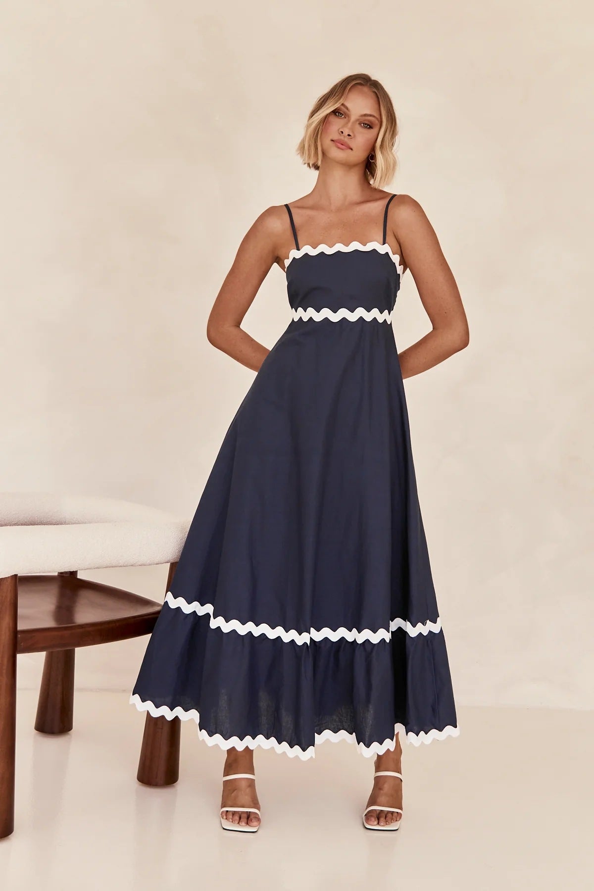 Sommerkleid mit einfarbigem, sexy Trägertop und übergroßem Swing-Kleid