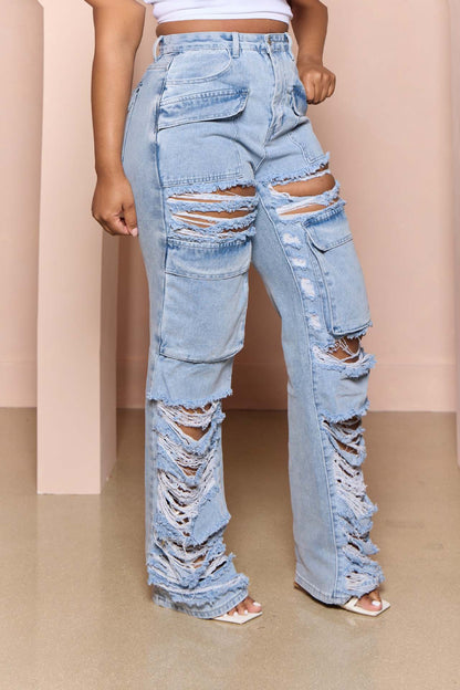 Zerrissene Jeans mit mehreren Taschen für Damen. Zerrissene, gewaschene Hose mit mehreren Taschen für Damen.