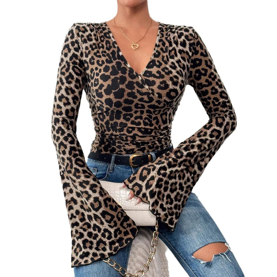 Camiseta de punto sexy ajustada con mangas acampanadas y escote en V con capas de leopardo para mujer