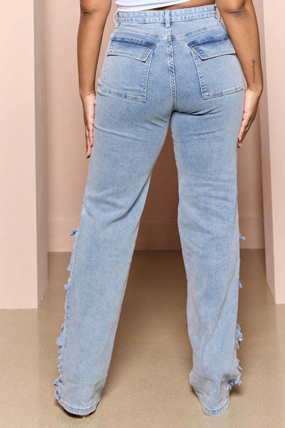 Zerrissene Jeans mit mehreren Taschen für Damen. Zerrissene, gewaschene Hose mit mehreren Taschen für Damen.