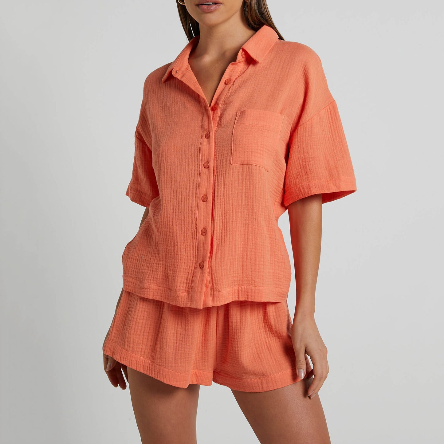 Conjunto de camisa de Color liso para mujer, ropa informal holgada de manga corta con un solo pecho, pantalones cortos de primavera y verano, conjunto de dos piezas