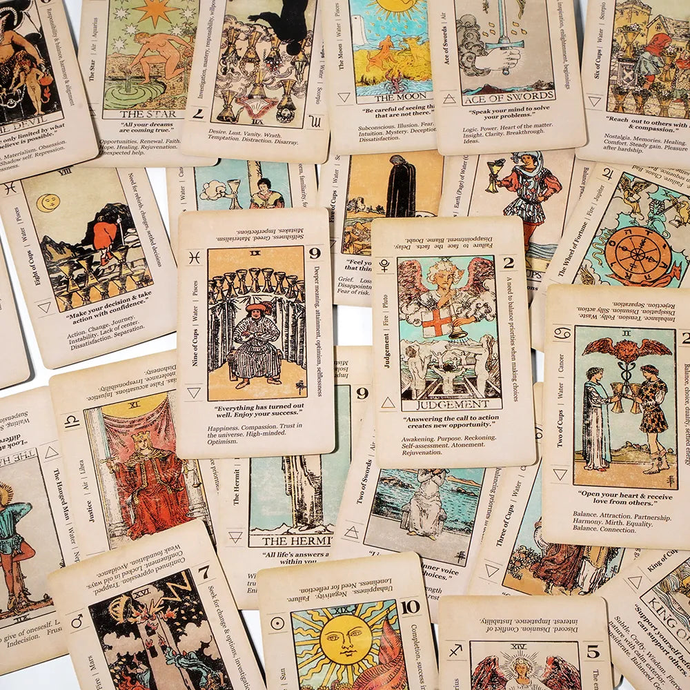 Tarot-Karte mit Bedeutung auf ihnen. Anfänger-Tarot-Schlüsselwort. Antik-Tarot-Deck. Lernen Sie Tarot. 78 Karten mit umgekehrtem Tierkreiszeichen