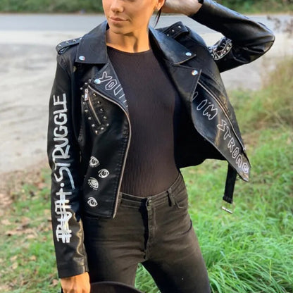 Fitaylor Herbst Winter Frauen Graffiti Print Faux Leder Jacke Dame Moto Bike PU Leder Mantel Lässige Nieten Jacke mit Gürtel