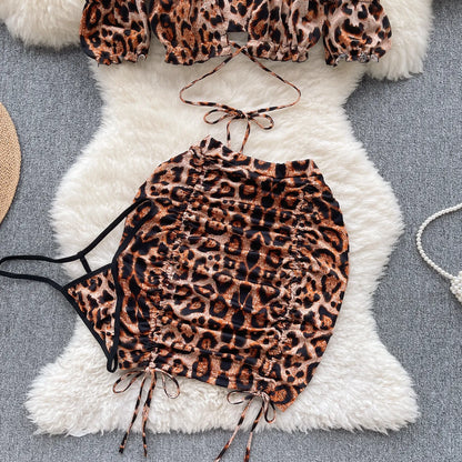 Conjuntos de tres piezas con estampado de leopardo para mujer, minitop con hombros descubiertos, faldas cortas con cordón y tangas, trajes de noche sexys Wanita