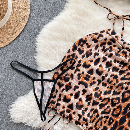 Conjuntos de tres piezas con estampado de leopardo para mujer, minitop con hombros descubiertos, faldas cortas con cordón y tangas, trajes de noche sexys Wanita