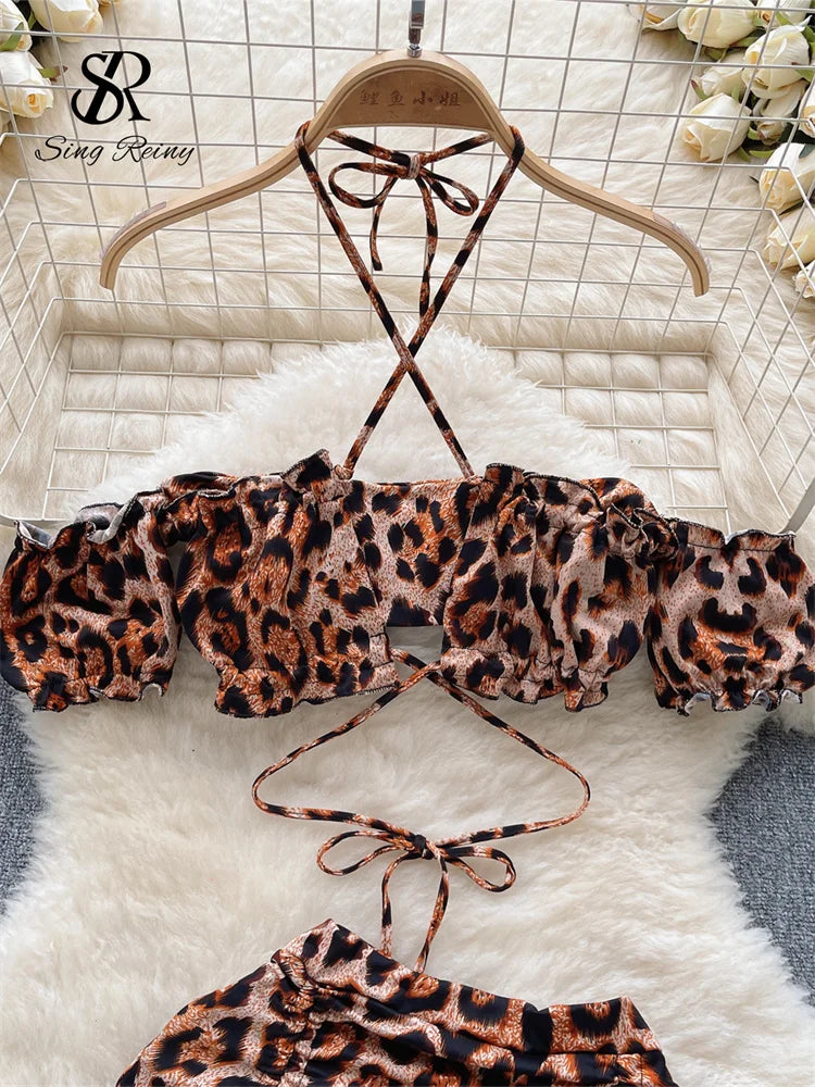 Conjuntos de tres piezas con estampado de leopardo para mujer, minitop con hombros descubiertos, faldas cortas con cordón y tangas, trajes de noche sexys Wanita