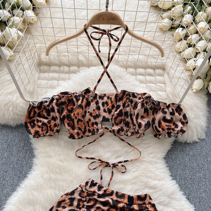 Conjuntos de tres piezas con estampado de leopardo para mujer, minitop con hombros descubiertos, faldas cortas con cordón y tangas, trajes de noche sexys Wanita