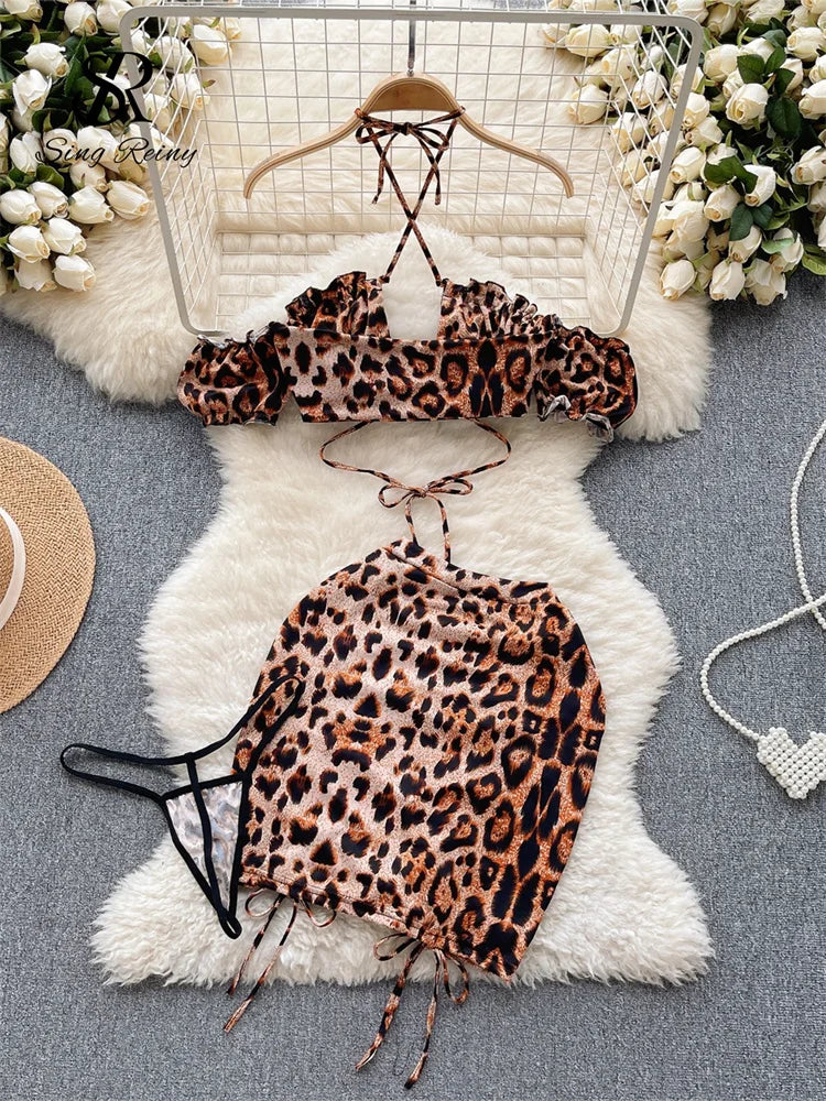 Conjuntos de tres piezas con estampado de leopardo para mujer, minitop con hombros descubiertos, faldas cortas con cordón y tangas, trajes de noche sexys Wanita