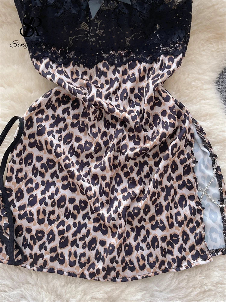 Vestido corto Sexy con estampado de leopardo para mujer, ropa de dormir ajustada sin mangas con tirantes y tangas, camisón de encaje con cadena Wanita