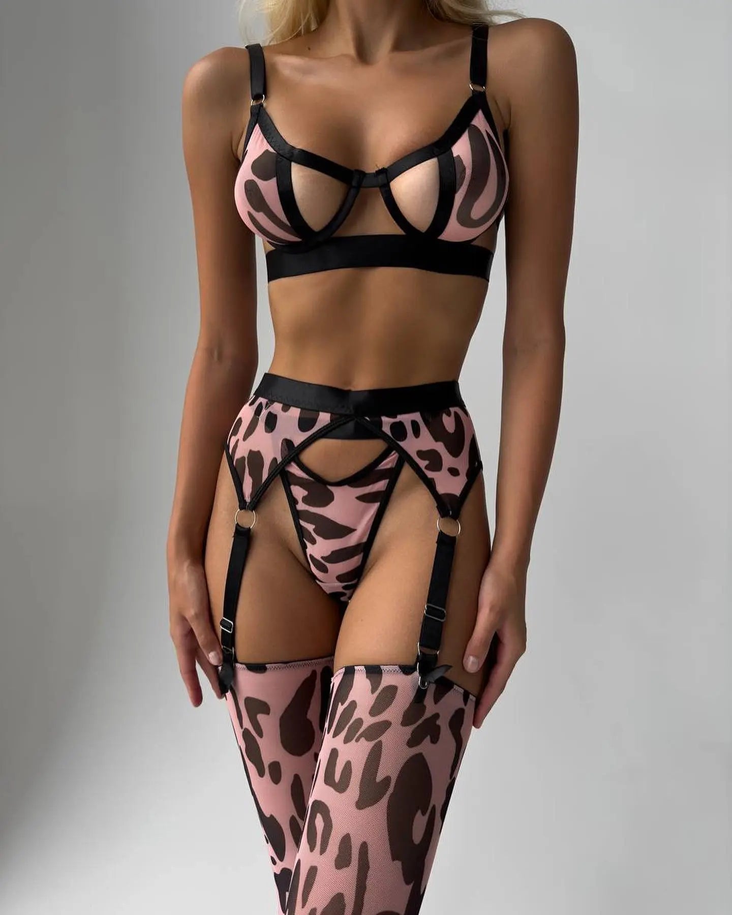 Ropa interior Sexy de leopardo para mujer, lencería abierta con kit de medias, conjuntos de Liga íntima de encaje Sensual