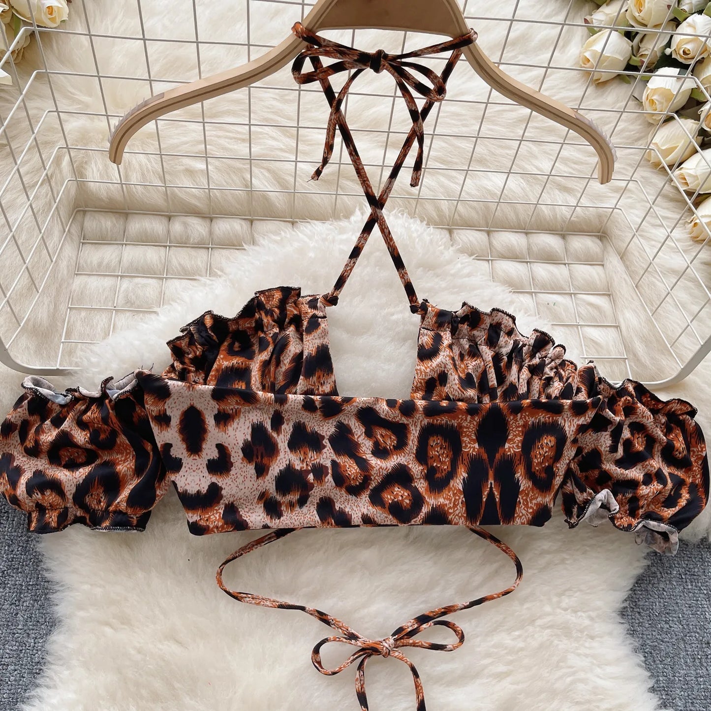 Conjuntos de tres piezas con estampado de leopardo para mujer, minitop con hombros descubiertos, faldas cortas con cordón y tangas, trajes de noche sexys Wanita