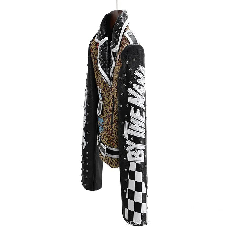 Chaqueta de cuero recortada con remaches Punk para mujer, ropa de calle de tendencia, chaqueta de moto de cuero sintético con estampado de leopardo de retales 2023