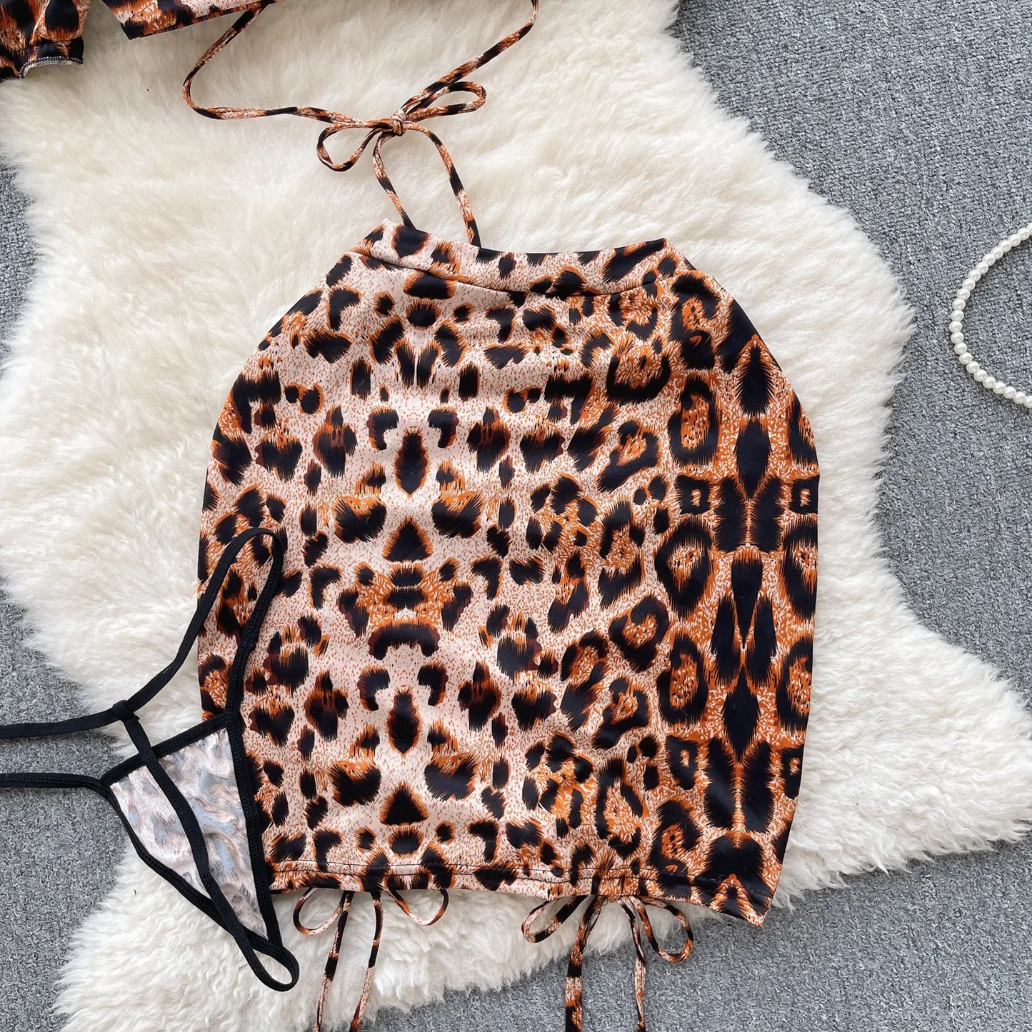 Conjuntos de tres piezas con estampado de leopardo para mujer, minitop con hombros descubiertos, faldas cortas con cordón y tangas, trajes de noche sexys Wanita