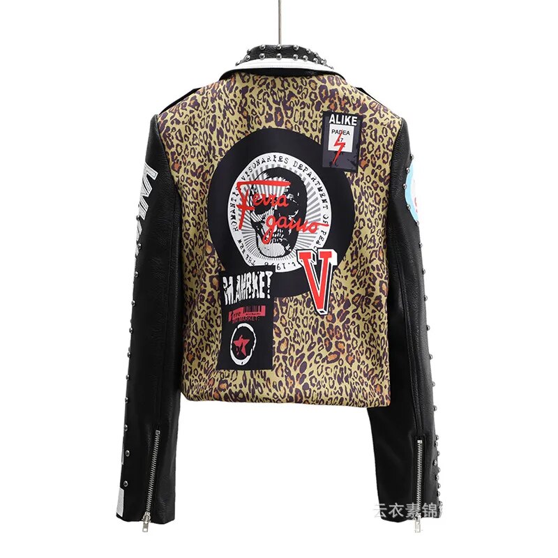 Chaqueta de cuero recortada con remaches Punk para mujer, ropa de calle de tendencia, chaqueta de moto de cuero sintético con estampado de leopardo de retales 2023