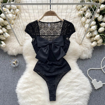 2023 Women Sheer Lace Playsuits Squre Neck Short Sleeves Bow Hotsweet Slim Rompers Fashion Korean Sexy Beach Bodysuits Wanita