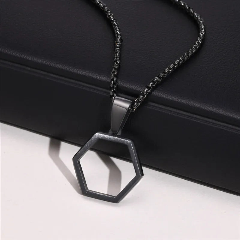 KOTiK Punk Vintage Hohle Sechseck Halsketten für Männer Frauen Schwarz Edelstahl Geometrische Anhänger Kragen Schmuck