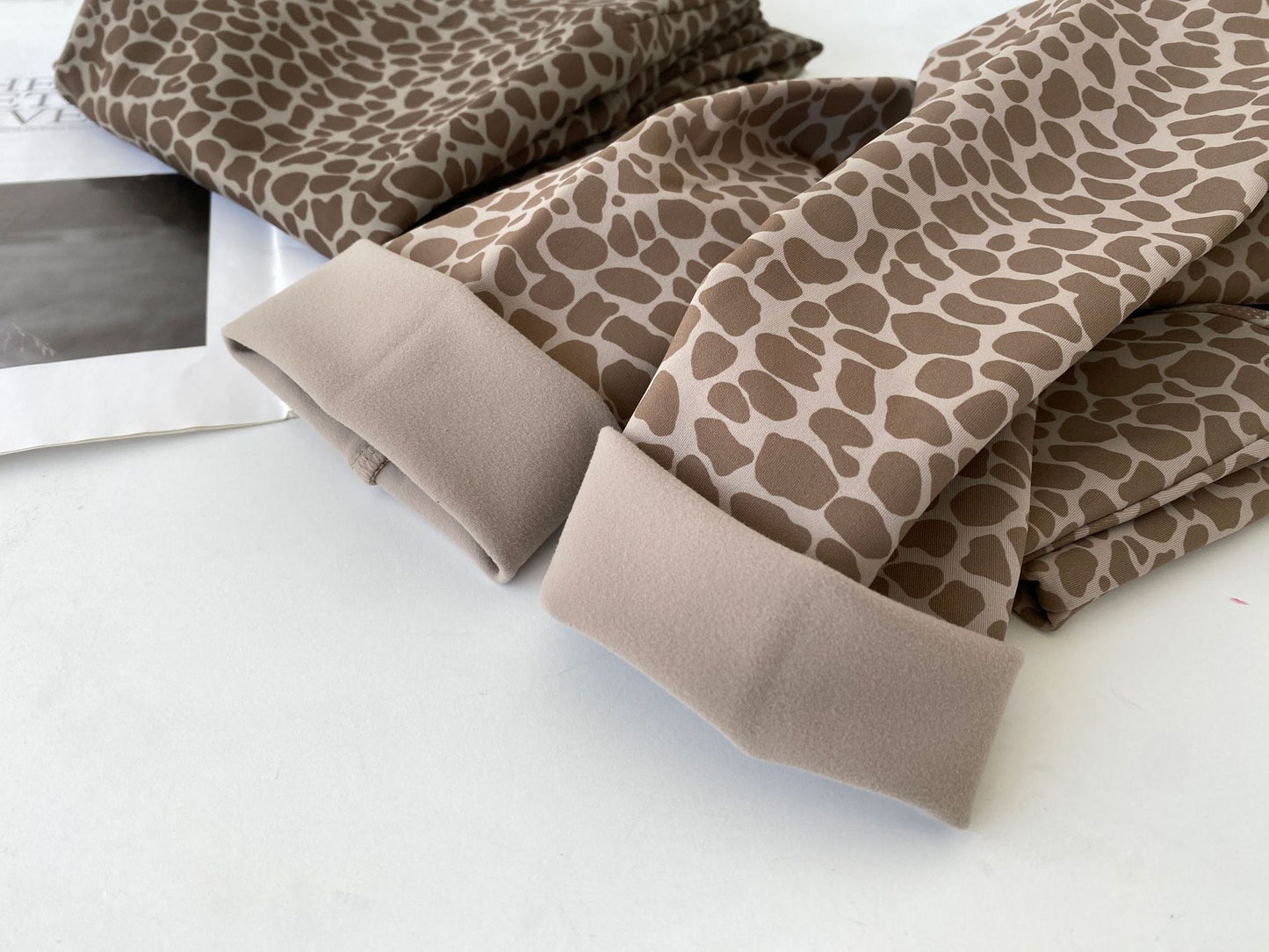 Nine Point Leggings aus Wildleder und Plüsch mit Leopardenmuster