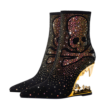 Botines con calavera y tacón perfilado con diente de tigre y diamantes de imitación en punta puntiaguda