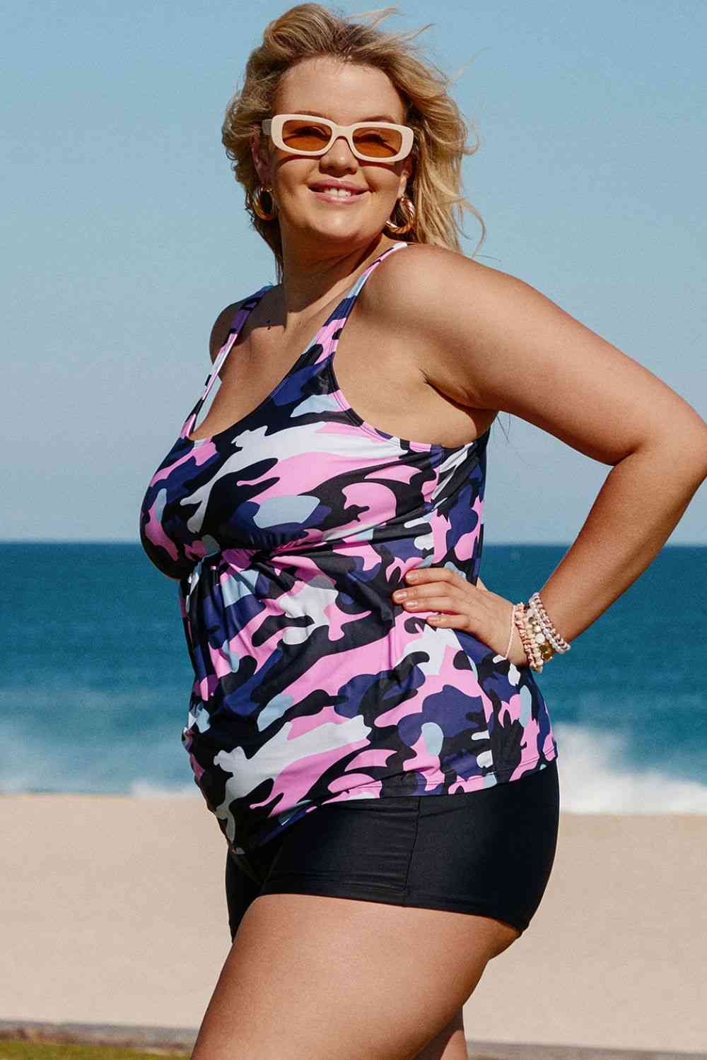 Zweiteiliges Tankini-Set mit Camouflage-Schößchen in Übergröße