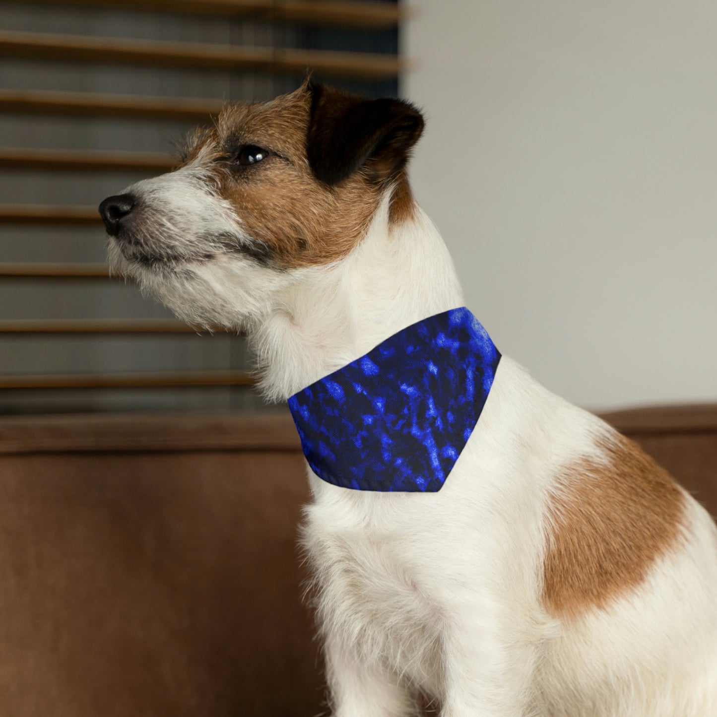 "Ein einsamer blauer Baum im Mondscheinfeld" - Das Alien Pet Bandana Halsband