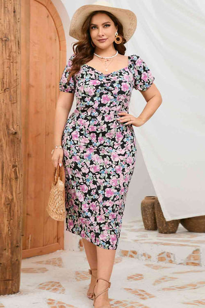 Vestido midi con abertura floral y fruncido de talla grande