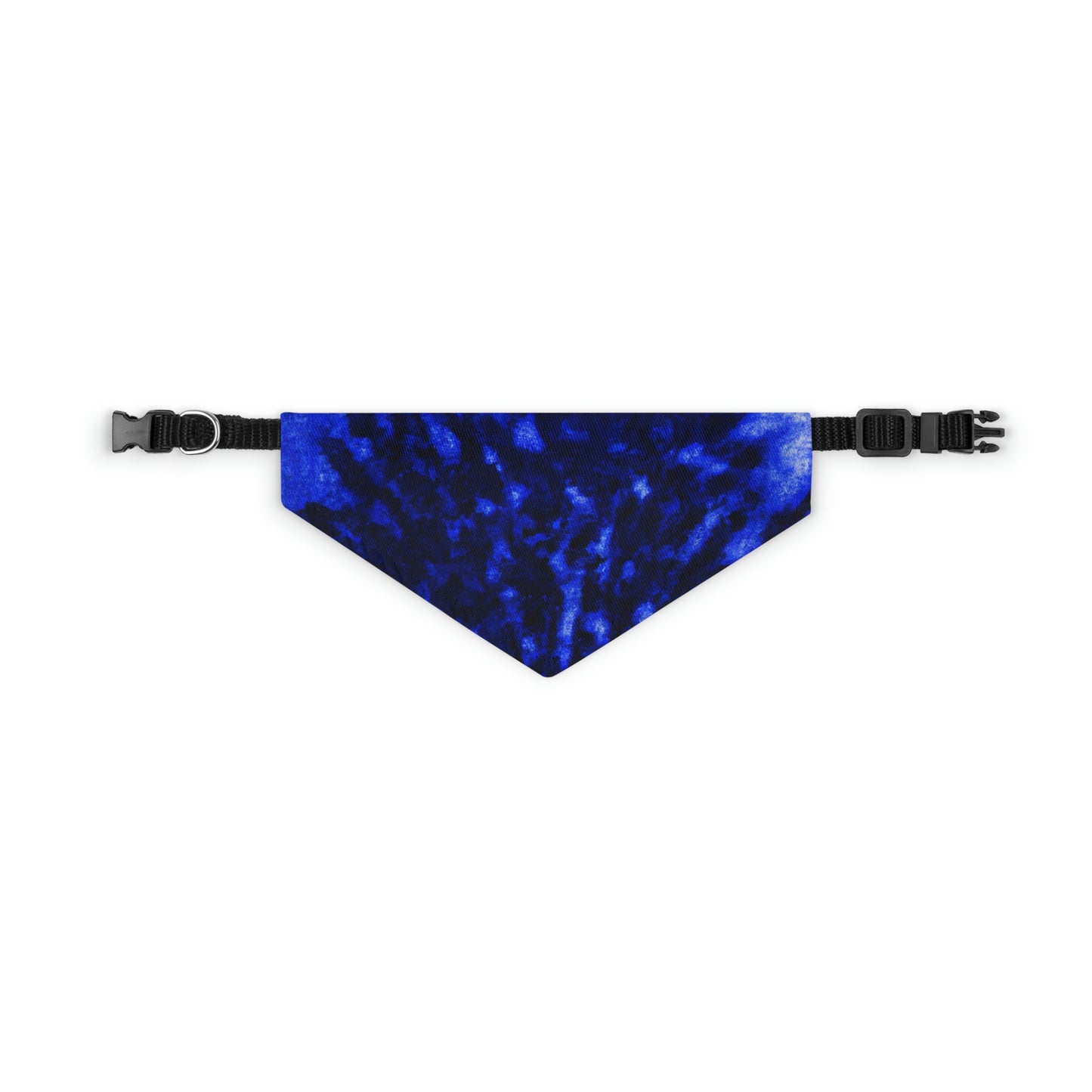 "Ein einsamer blauer Baum im Mondscheinfeld" - Das Alien Pet Bandana Halsband