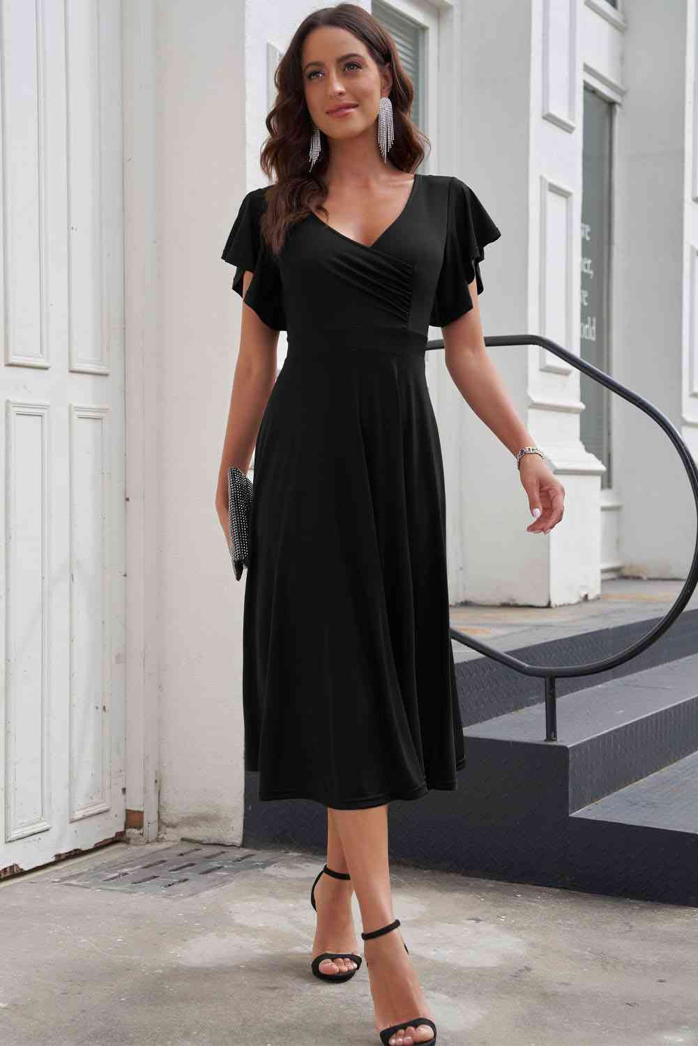 Midikleid im Surplice-Stil mit Flatterärmeln