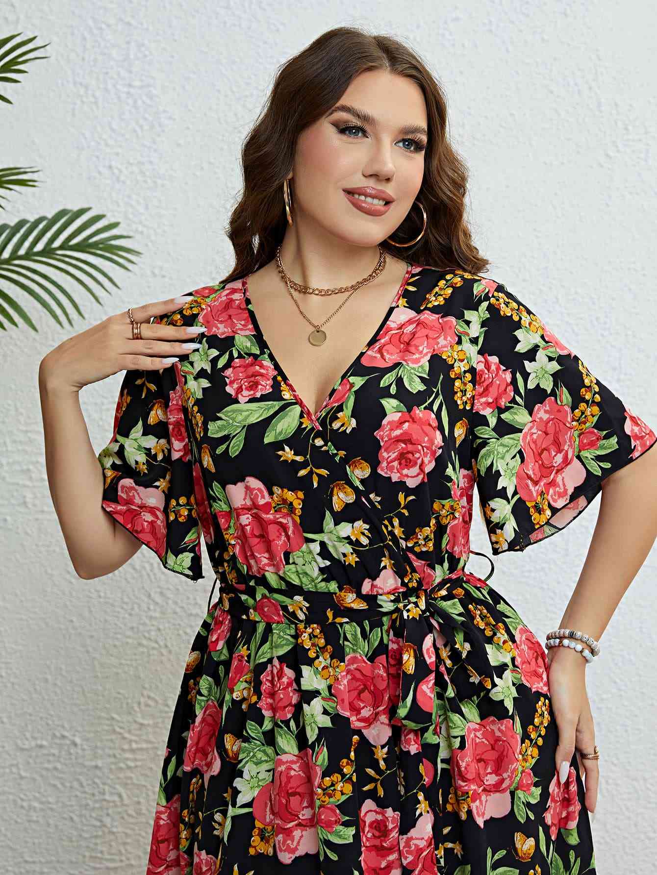 Vestido con sobrepelliz y cinturón con lazo floral de talla grande