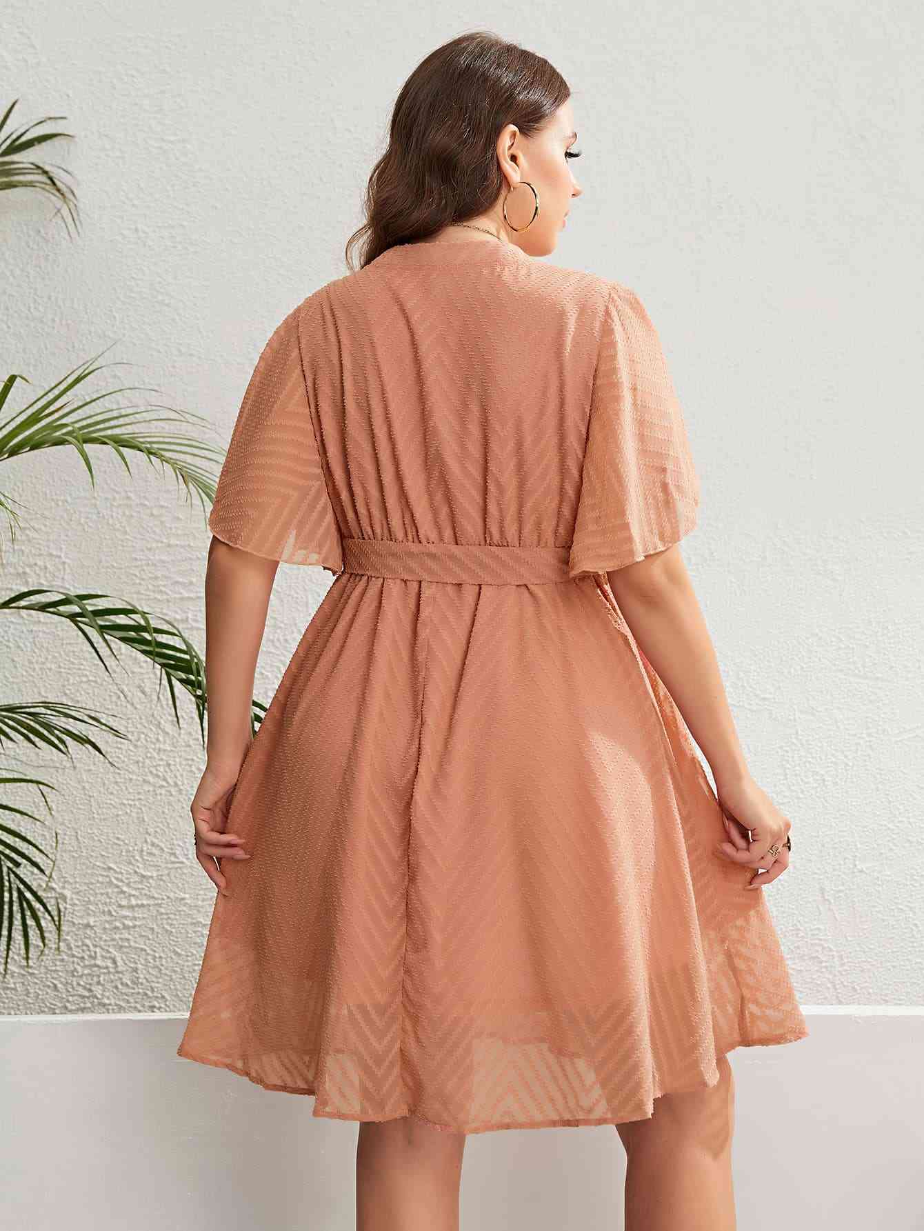 Plus-Size-Kleid mit Schnürung in der Taille und fallendem Ausschnitt mit Flatterärmeln