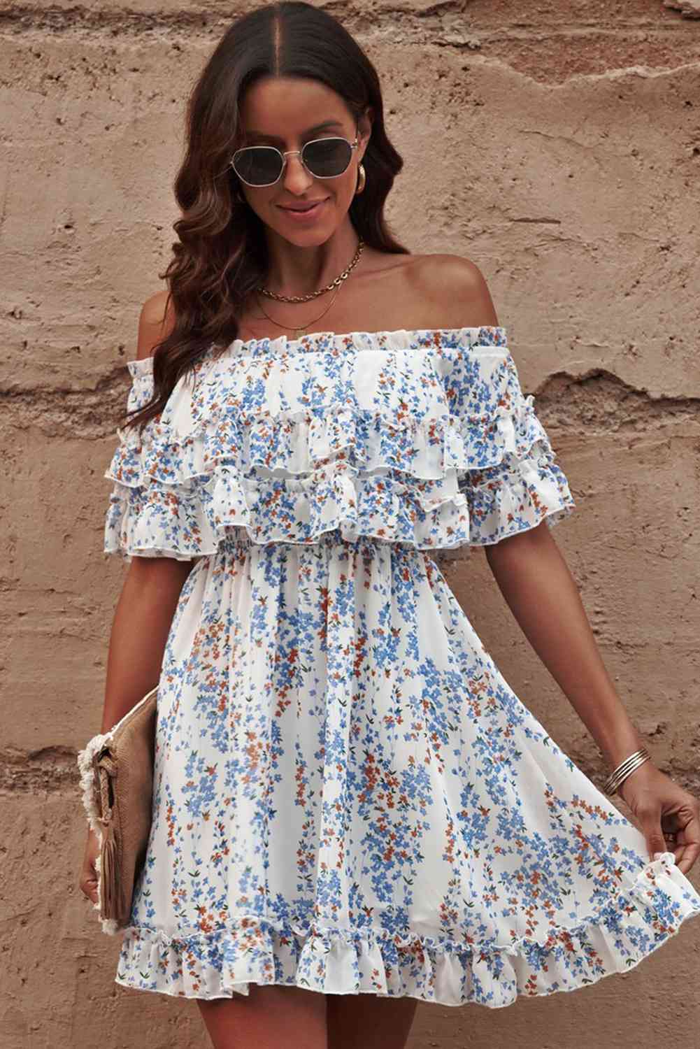 Vestido floral con hombros descubiertos y dobladillo con volantes