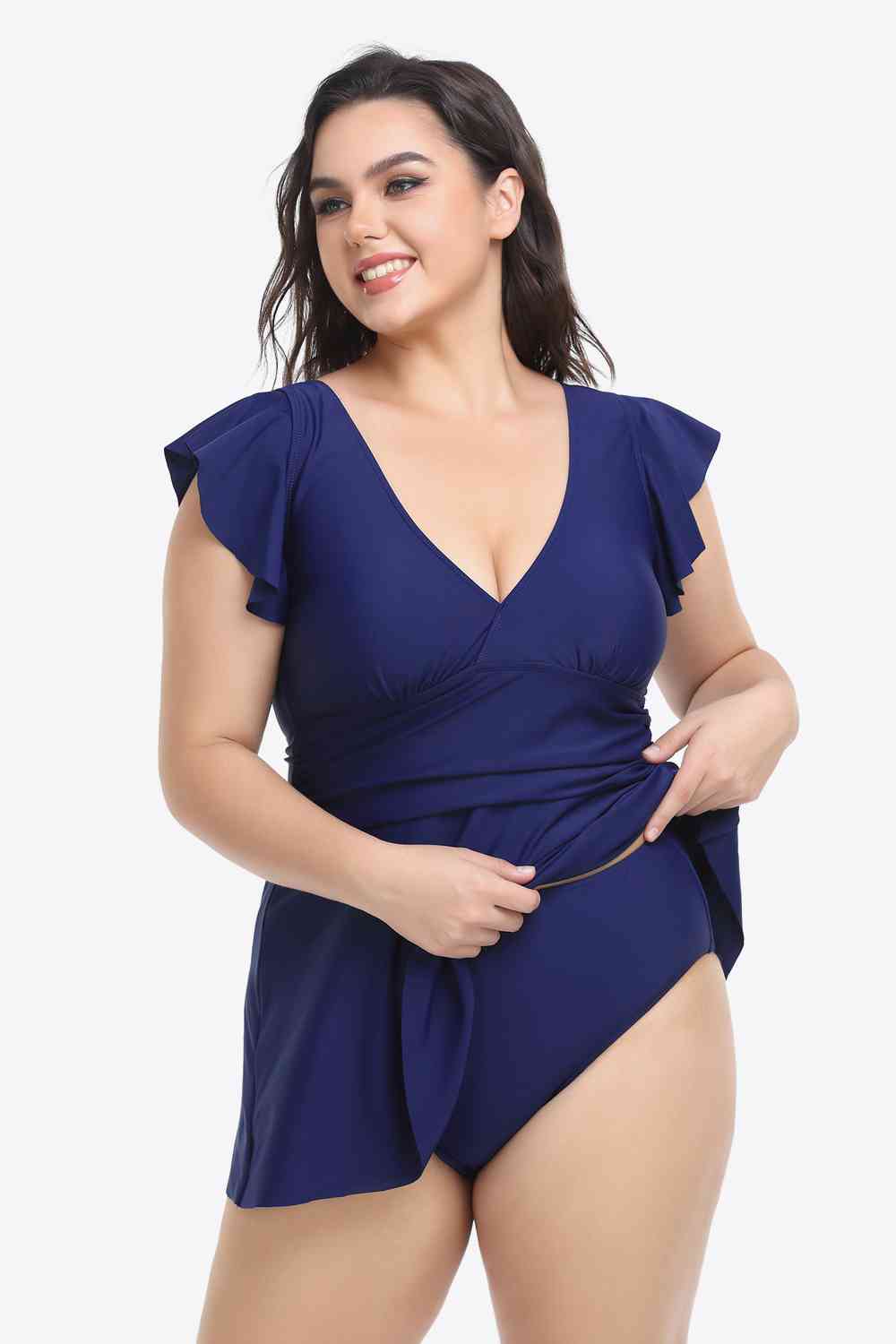 Plus-Size-Set aus gerüschtem Badekleid und Badehose mit tiefem Ausschnitt