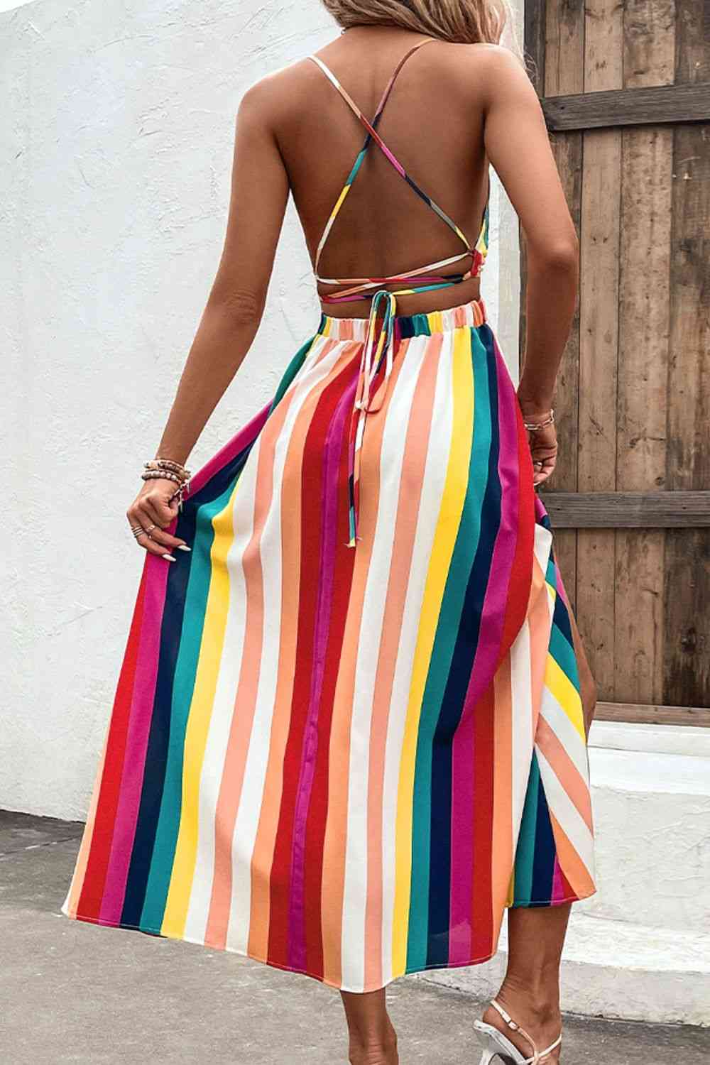 Vestido sin espalda cruzado a rayas multicolores