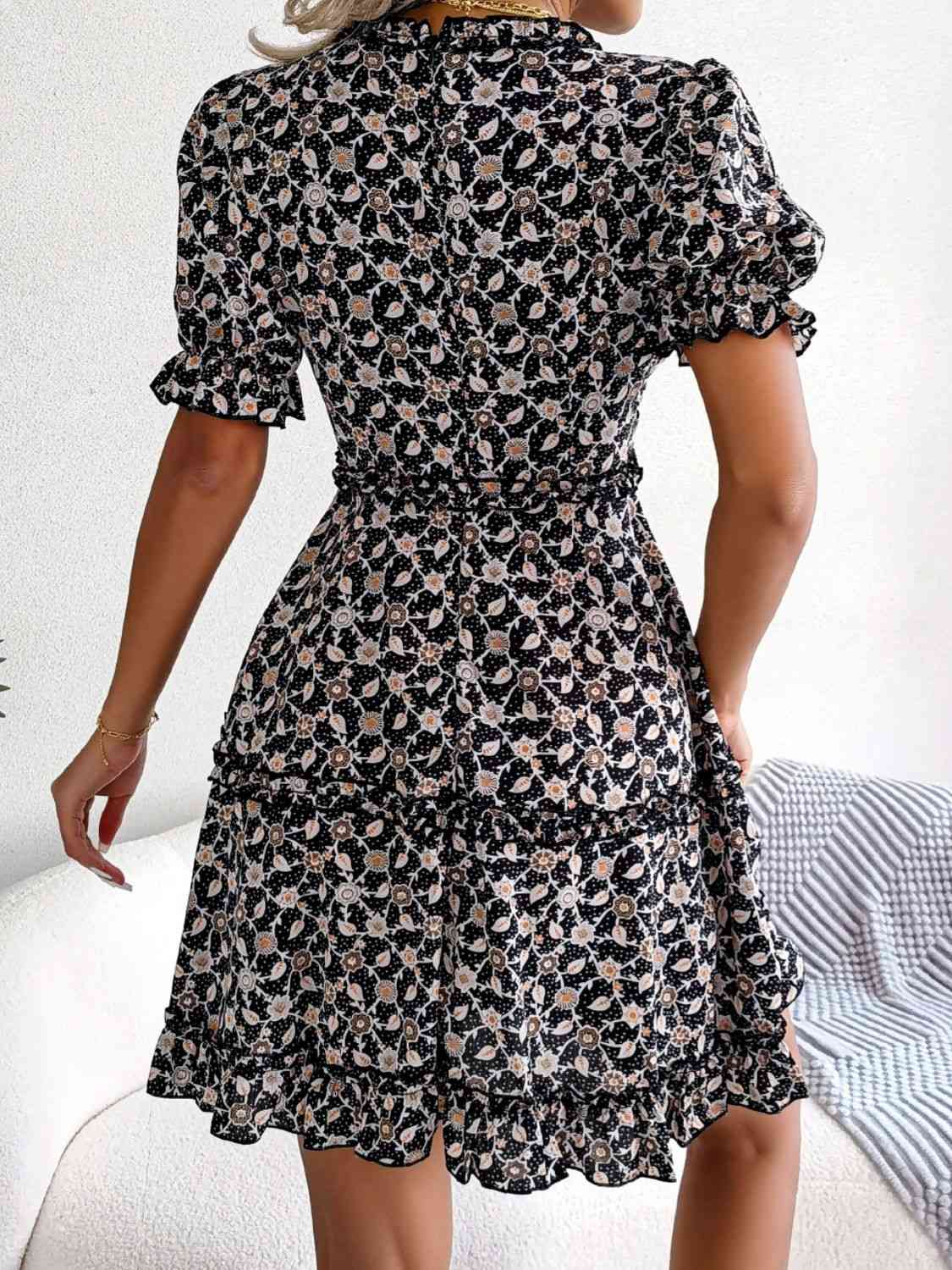 Minikleid mit Blumenrüschenbesatz und Rüschensaum und tiefem V-Ausschnitt