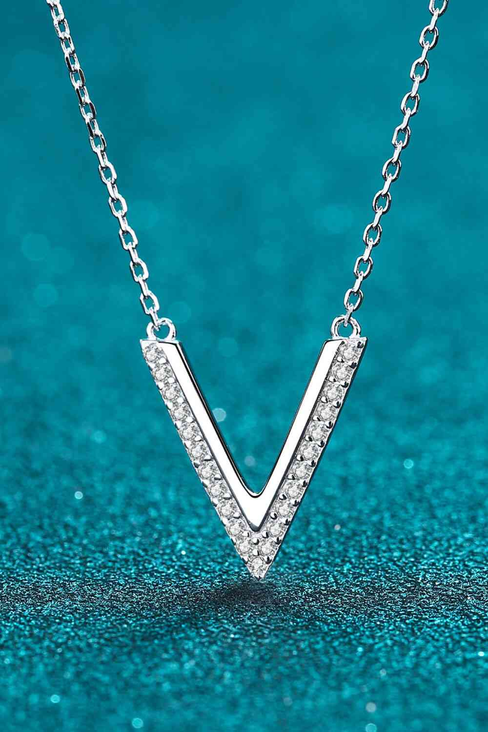 Bezaubernde Halskette mit V-Buchstaben-Anhänger aus Sterlingsilber