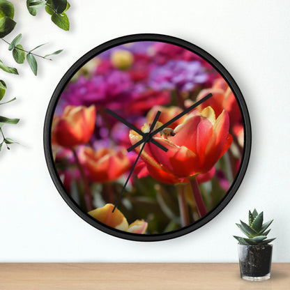 "La red de arrastre de tulipanes de la abeja ocupada" - El reloj de pared alienígena