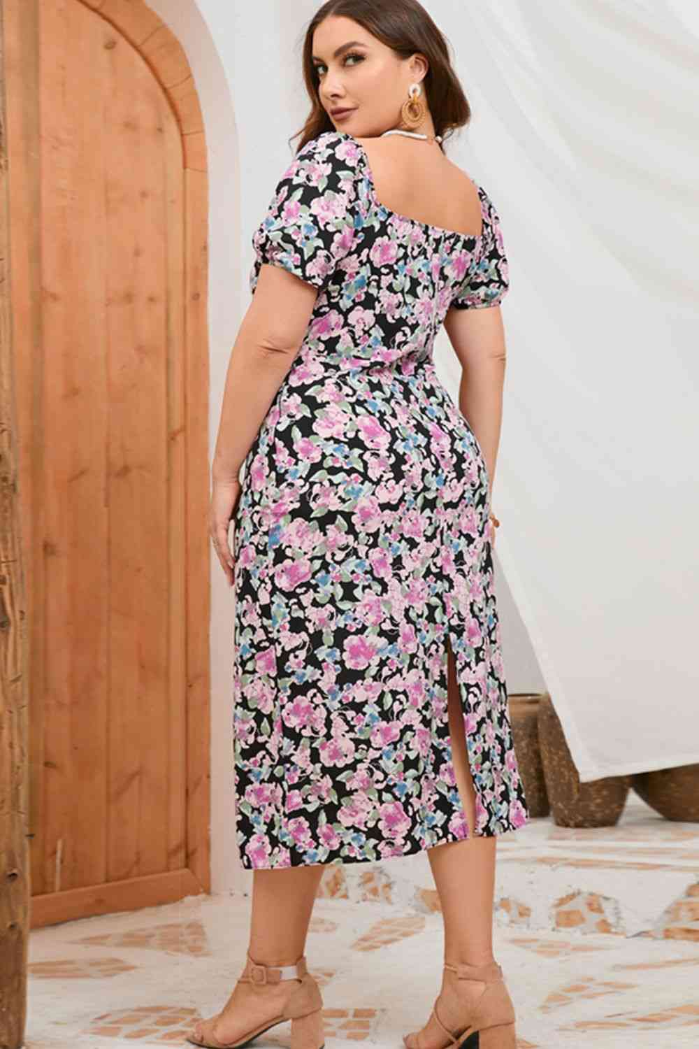 Plus-Size-Midikleid mit Blumenmuster und gerafftem Schlitz