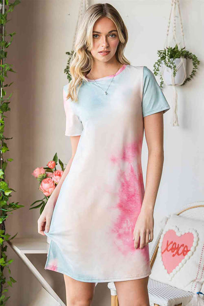 Kurzarm-Schlitzkleid mit Batikmuster und Rundhalsausschnitt