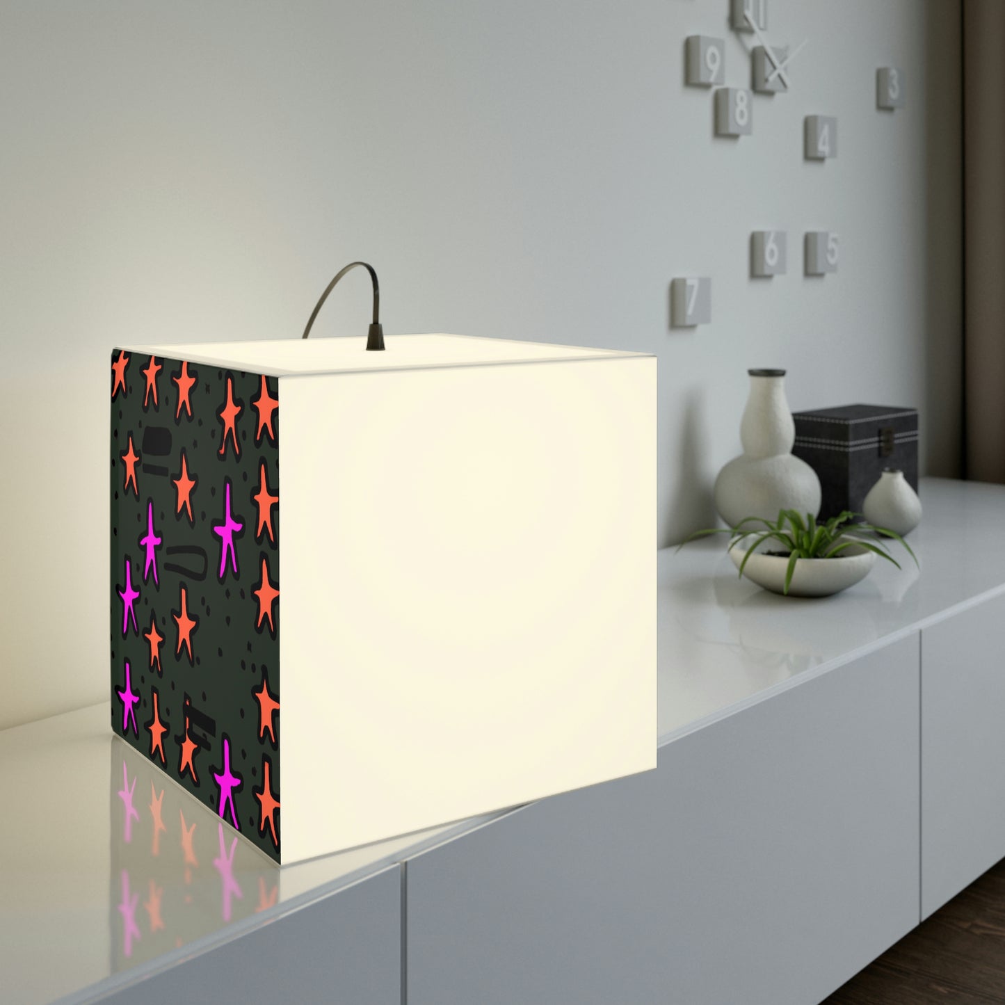 „Abandoned in the Glittering Night Sky“ – Die Alien Light Cube Lampe